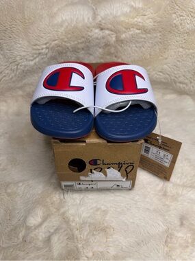 New in Box 🏄🏽‍♂️Kids Size 11 - Champion Slides